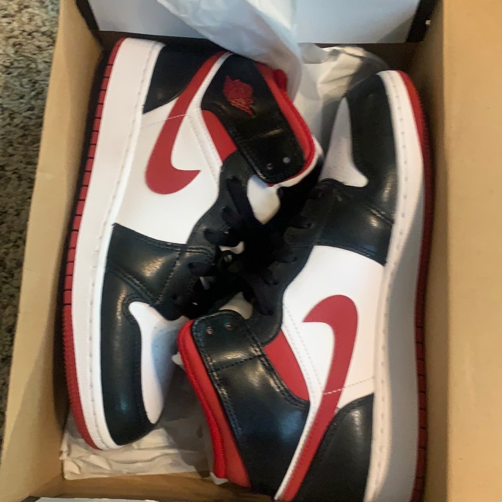 JORDAN 1 MIDS.